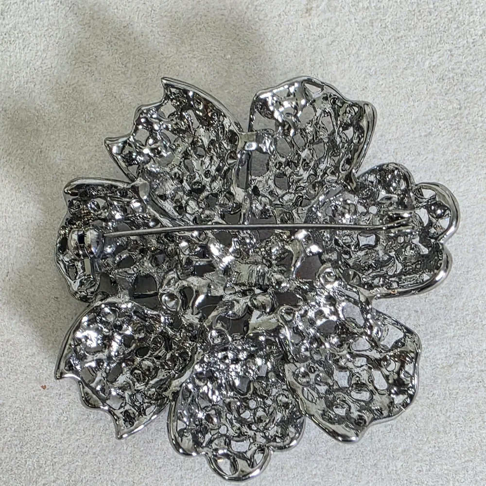 Vintage Silver with Red and Blue Crystal Rhinestone Flower Brooch Pin - Picture 4 of 6